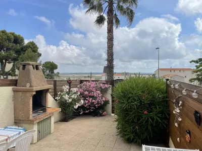 Maison à Fleury Saint Pierre la Mer, Maison cosy avec mezzanine, à 800m de la plage, 6 couchages, terrasse et parking privé - L949292