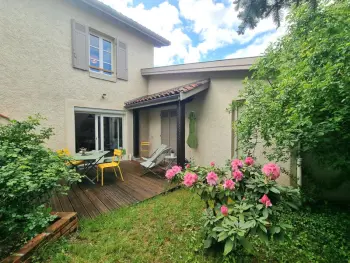 Gite à Saint Galmier,Maison cosy avec terrasse, jardin fleuri, et tout confort à Saint-Galmier FR-1-496-292 N°951602