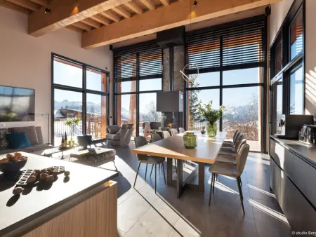 Grand chalet avec piscine intérieure, spa et salle de jeux - Photo 1