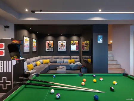 Grand chalet avec piscine intérieure, spa et salle de jeux - Photo 3