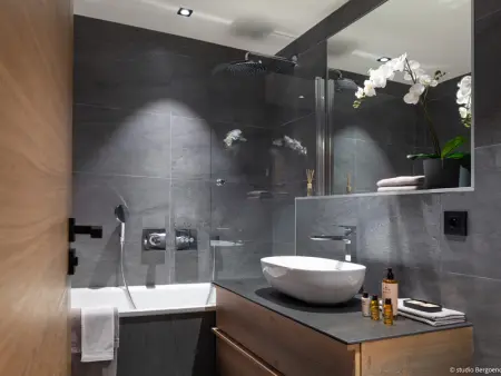 Grand chalet avec piscine intérieure, spa et salle de jeux - Photo 8