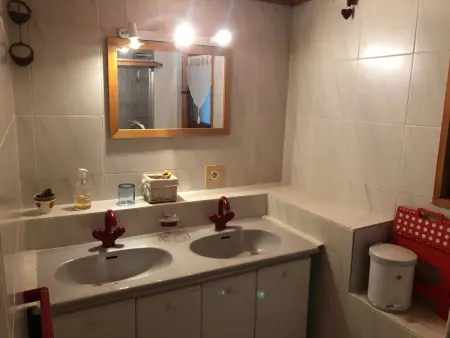 Chalet cosy avec terrasse exposée sud - 2km du centre, 2 chambres, 4 pers, parking privé. - Photo 7