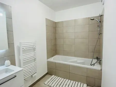 Appartement Moderne à Calvi, 2 Chambres, Parking Privé, Proche Plage et Commerces - Photo 18