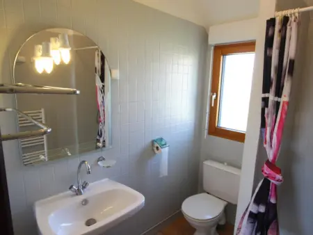 Maison cosy proche de la mer avec jardin, BBQ et wifi à Surtainville - Photo 9