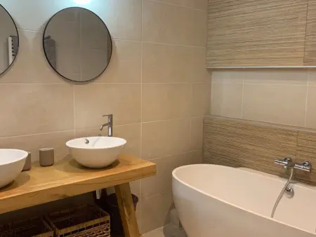 Maison rénovée avec garage et terrasses à Mèze - Photo 9