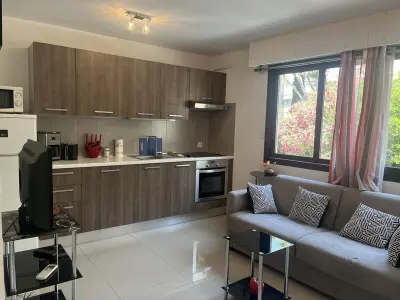 Appartement à Saint Raphaël, Studio moderne à 50m de la plage, climatisé, proche commerces et gare, parking disponible - L960161