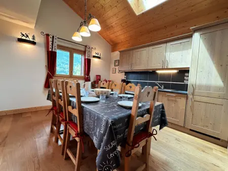 Duplex spacieux avec piscine couverte, balcon et parking, à 300m du centre et proche des pistes - Photo 2