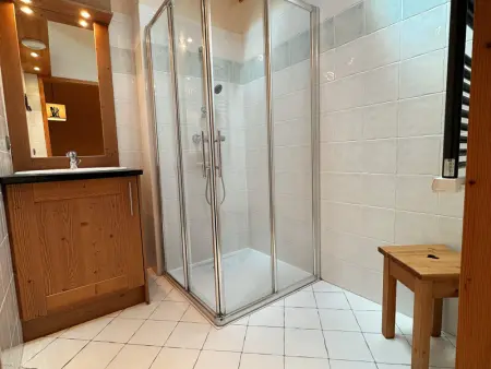 Duplex spacieux avec piscine couverte, balcon et parking, à 300m du centre et proche des pistes - Photo 7