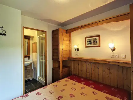 Appartement cosy avec balcon, parking, piscine et navette à 150m du centre et 500m des pistes - Photo 7