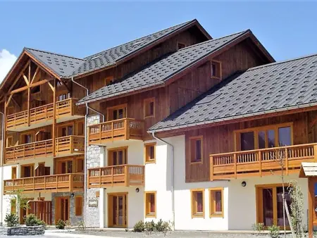 Appartement cosy avec balcon, parking, piscine et navette à 150m du centre et 500m des pistes - Photo 21