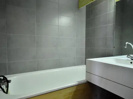 Charmant appartement rénové 2/3 pièces pour 5 pers, proche pistes et commerces, parking gratuit - Photo 4