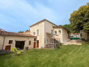 Gîte in Touvre,Maison cosy avec jardin privé, proche d’Angoulême, idéale pour 4 pers., équipements bébé, Wi-Fi FR-1-653-242 N°962668