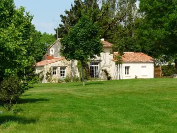 Gite à Bourneau,Maison rénovée avec grand terrain, équipements enfants, 3 chambres, proche de D938, vélos inclus FR-1-426-539 N°964894