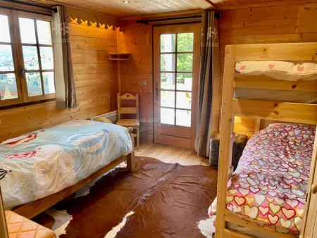 Chalet cosy rénové, 4 chambres, terrasse, wifi, parking, près village et ski-bus - Photo 10