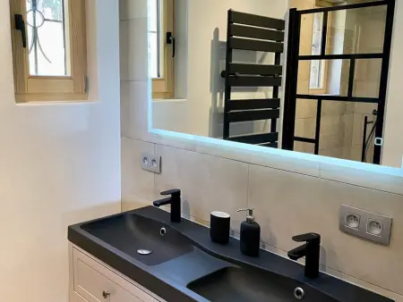 Chalet cosy rénové, 4 chambres, terrasse, wifi, parking, près village et ski-bus - Photo 11