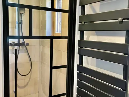 Chalet cosy rénové, 4 chambres, terrasse, wifi, parking, près village et ski-bus - Photo 14