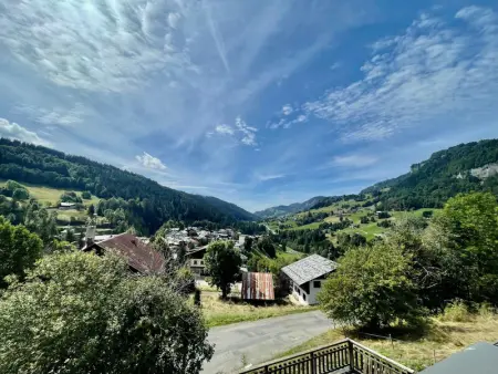 Chalet cosy rénové, 4 chambres, terrasse, wifi, parking, près village et ski-bus - Photo 24