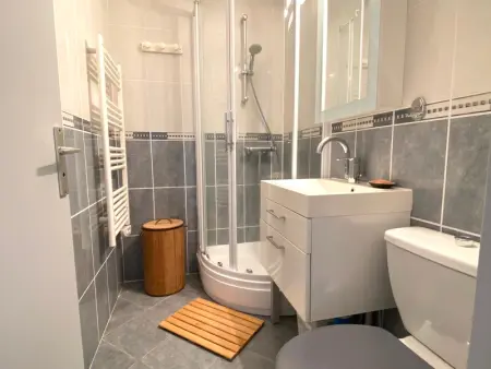 Appartement lumineux à 4 min de la plage avec terrasse, parking privé et WIFI ! - Photo 11