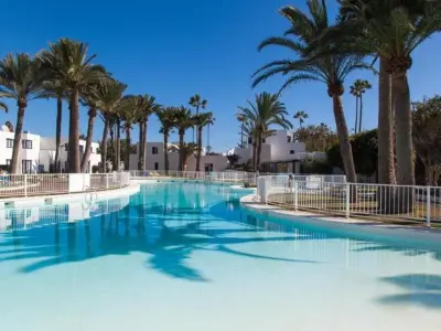 Appartement à Corralejo, Maison de vacances avec 2 chambres, terrasse et piscine, à proximité de la plage et des commodités - L967778