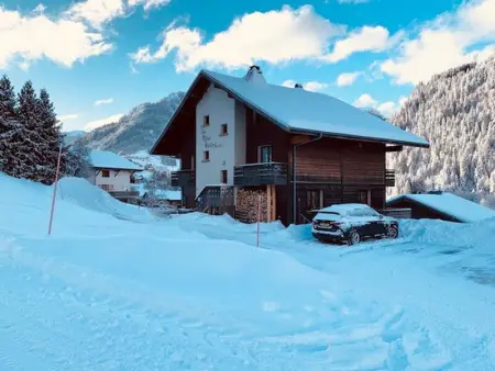 Appartement à Châtel, Chalet spacieux à Châtel, 6 chambres, 4 salles de bain, près des remontées mécaniques, WiFi, parking - L969236