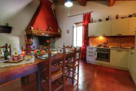 Farmhousecrick, Gîte rustique à Monte Santa Maria Tiberina avec terrasse - Photo 13