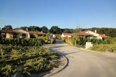 FranceComfort Domaine Les Forges 2, Magnifique villa française pour 4 dans la Loire - Photo 6