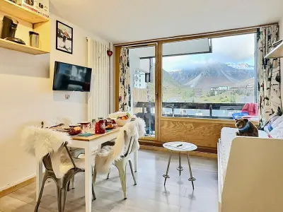 Appartement à Tignes, Studio cabine cosy à Tignes avec balcon, proche pistes et commerces. Wifi inclus. - L973562