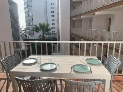 Appartement à Roses, Appartement 6 pers., 2ᵉ ligne de plage à Roses avec WiFi, coffre-fort, terrasse et parking - L973704