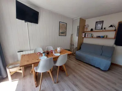 Appartement à Les Deux Alpes, Appartement moderne, au pied des pistes, quartier calme, avec balcon et parking - L975020