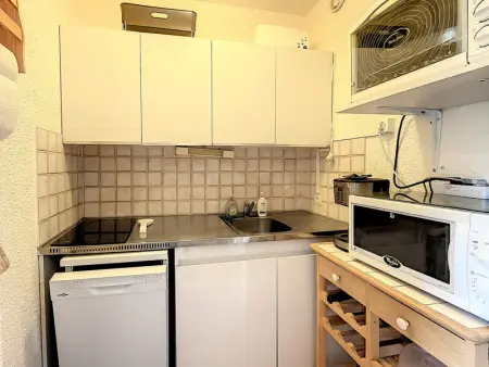 Studio cosy au pied des pistes avec balcon, proche remontées, piscine chauffée et commodités - Photo 8