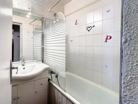 Studio cosy au pied des pistes avec balcon, proche remontées, piscine chauffée et commodités - Photo 10