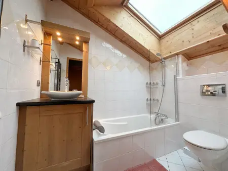 Duplex spacieux avec terrasse, piscine couverte et cheminée à Samoëns - Photo 10