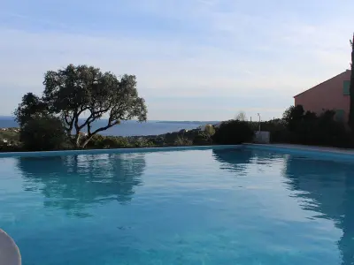 Villa à Les Issambres, Maison mitoyenne T3 avec piscine, clim, parking, animaux acceptés - L975933