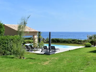 Villa à Les Issambres, Villa pieds dans l'eau pour 10 personnes avec piscine, clim et Wi-Fi - L975939