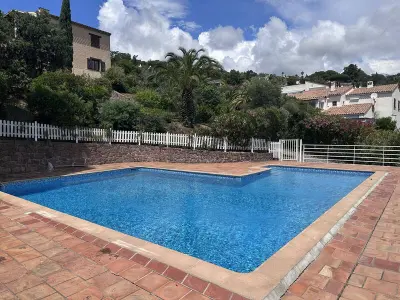 Appartement à Les Issambres, Location Familiale aux Issambres : T4 avec Piscine Partagée, Clim, à 350m de la Mer - L975950