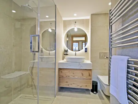 Chalet luxueux avec piscine intérieure et sauna - 5 chambres, 12 pers., proche commerces et pistes - Photo 15