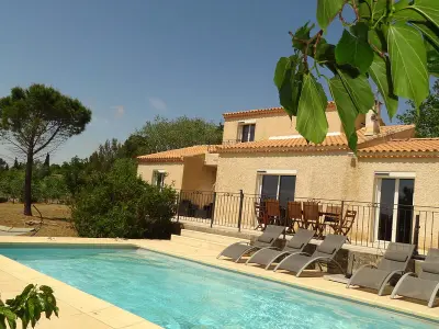 Maison à L'Isle sur la Sorgue, Villa climatisée avec piscine, jardin et Wi-Fi gratuit à L'Isle-sur-la-Sorgue - L977344