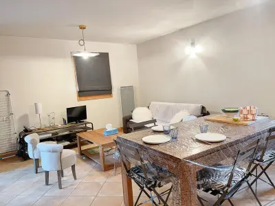 Appartement à Samoëns, Appartement cosy avec piscine, terrasse et parking, proche du centre et des commodités, arrêt ski-bus à 50m - L977454