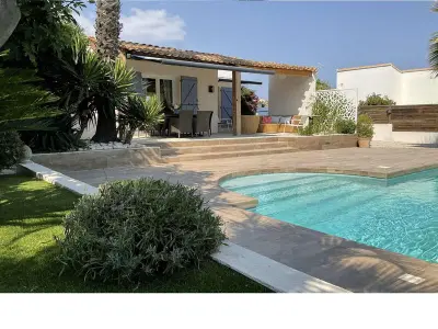 Villa à Cap d'Agde, Villa climatisée avec piscine, jardin et parking - 8 personnes, proche plage - L977712