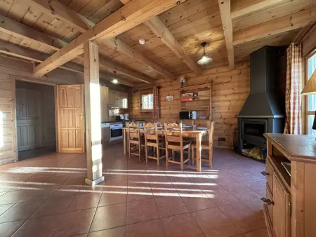 Superbe chalet pour 8 pers. près pistes et commerces, cheminée, terrasse, piscine, navette, ménage inclus - Photo 0
