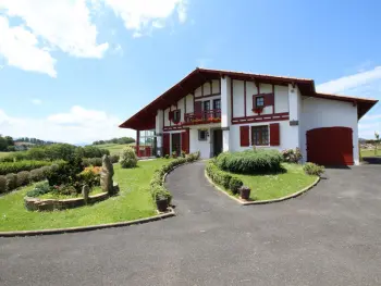 Gite à Ainhice Mongelos,Maison Basque avec Jardin, Proche Ferme, 5 Chambres, Cheminée, Terrain Clos, Animaux Acceptés FR-1-384-252 N°977949