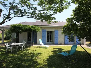 Casa rural en Laroin,Charmante maison de plain-pied avec jardin clos, terrasse et mobilier, proche de Pau et de la rivière. FR-1-384-886 N°977995