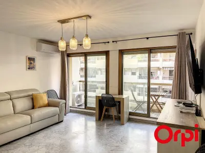 Appartement à Menton, Appartement climatisé avec terrasse, centre-ville de Menton, à deux pas des plages - L978759