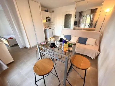 Appartement à Fréjus, Studio Cabine à Port Fréjus, Plage et Commerces à Pied, Connexion Internet, Ménage Inclus - L979306