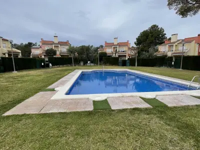 Maison à Miami Platja, Maison de ville avec jardin privé et accès piscine, idéale pour vacances en famille à Miami Playa - L979440