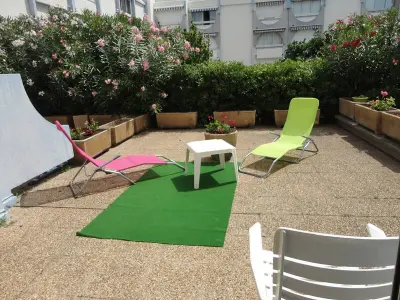 Appartement à Le Grau du Roi, Appartement 2 pièces cabine rénové, RDC, terrasse 25m², piscines, à 400m de la plage, tout confort - L979446