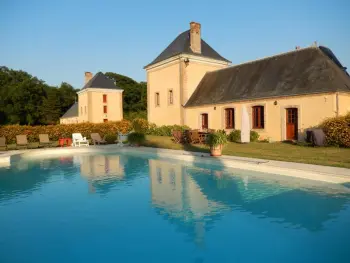 Casa rural en Tuffé Val de la Chéronne,Luxueux gîte avec piscine et Wifi, proche circuit 24H du Mans, animaux bienvenus FR-1-410-430 N°979977