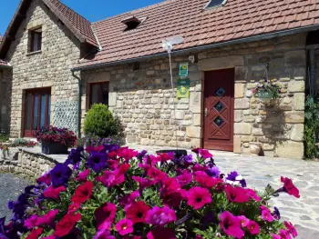 Gite à Bert,Grande maison de caractère avec piscine, salle de jeux, et vastes espaces nature. FR-1-489-485 N°979981