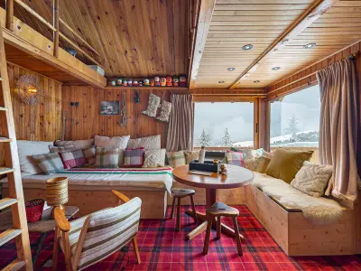 Chalet à Courchevel 1850, Mazot dans les sapins skis aux pieds - L980377