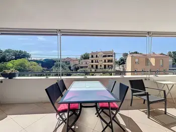 Appartement à La Ciotat, T2 Moderne avec Grande Terrasse, Parking et Proche Mer - Idéal 2 à 4 Pers - L980484